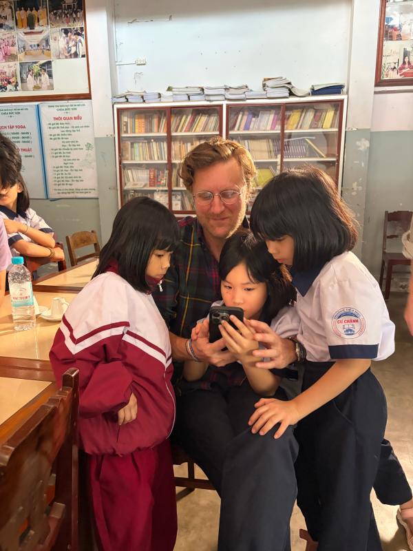 Bild 1 von 7: Carl Gierstorfer mit Waisenkindern des Duc Son Orphanage in Hu? in Vietnam