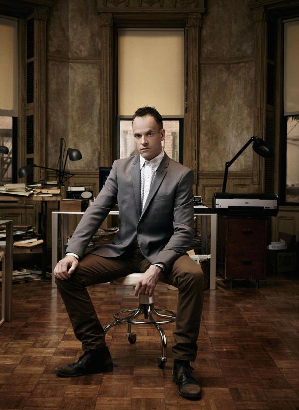 Bild 1 von 10: (6. Staffel) - Sherlock Holmes (Jonny Lee Miller) klärt Kriminalfälle auf eine höchst eigenwillige Art und Weise ...