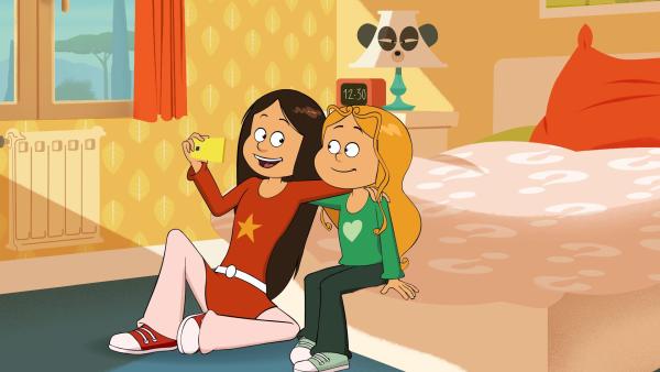 Bild 1 von 3: Wendy macht ein Selfie von sich mit Marine, um es aufzuhängen.