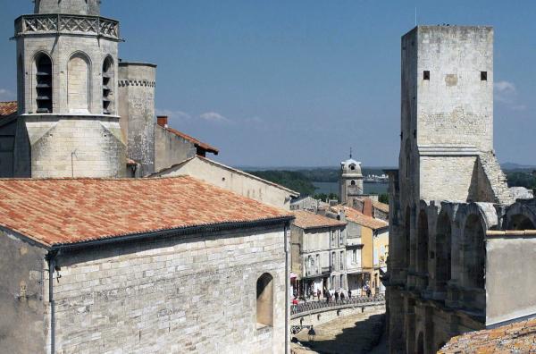 Bild 1 von 4: Der Roman ?Legenden? von Sylvain Prudhomme erzählt von dem wilden Leben zweier Brüder im Arles der 80er Jahre, geprägt von Partys, Exzessen und Träumen, das sich im Kontrast zur Steinwüste der Crau entfaltet.