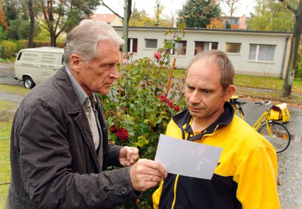 Bild 1 von 18: Frido Schulz (Robert Atzorn) konfrontiert Hartmut März (Michael Lott) mit einem heimlich aufgenommen Beweisfoto.