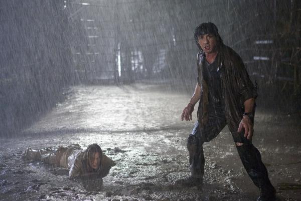 Bild 1 von 7: Schlechtes Wetter ist für John Rambo (Sylvester Stallone, r.) kein Hindernis, Sarah (Julie Benz, l.) zu retten ...