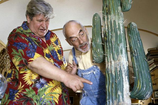 Bild 1 von 3: Gelbe Flecken auf dem Kaktus. Nachbar Paschulke (Helmut Krauss, l.) und Peter Lustig (Peter Lustig, r.) sind erschrocken. Was der Pflanze wohl fehlt?