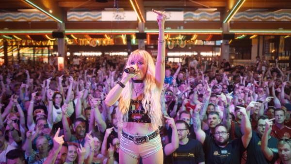 Bild 1 von 5: Mia Julia tritt seit 2013 als Partyschlager-Sängerin auf.