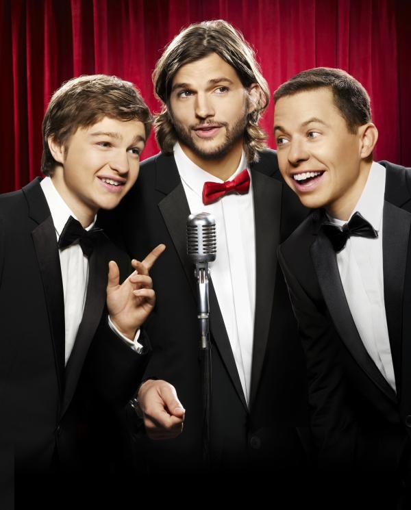 Bild 1 von 28: (9. Staffel) - Zwei Männer und eine halbe Portion: Walden Schmidt (Ashton Kutcher, M.), Alan (Jon Cryer, r.) und Jake Harper (August T. Jones, l.) ...