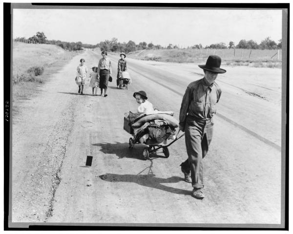 Bild 1 von 2: Die Große Depression in den USA zwingt diese Familie aus Pittsburg County, Oklahoma im Juni 1938 ihr Zuhause zu verlassen.