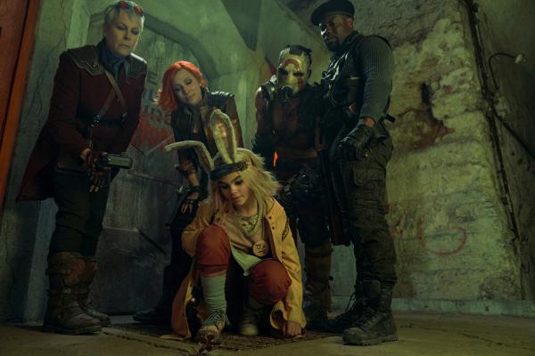 Bild 1 von 5: Jamie Lee Curtis as Tannis, Cate Blanchett as Lilith, Ariana Greenblatt as Tiny Tina, Florian Munteanu as Krieg and Kevin Hart as Roland in Borderlands. Photo Credit: Katalin Vermes