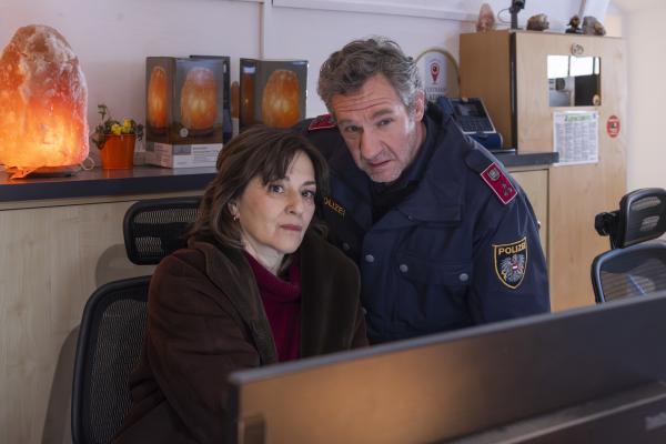 Bild 1 von 9: Standfoto von Johannes Zeiler & Martina Gedeck während der Dreharbeiten des Altausseer Krimis \