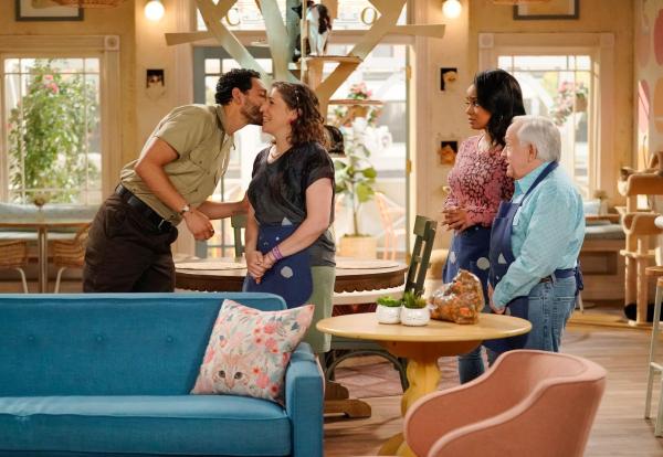 Bild 1 von 12: (v.l.n.r.) Oscar (Christopher Rivas); Kat (Mayim Bialik); Randi (Kyla Pratt); Phil (Leslie Jordan)