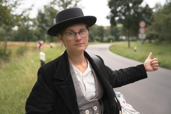 Bild 1 von 10: Auf der Walz: Trampen gehört für die Steinmetzin Patricia (26) aus Kaiserslautern zum Alltag. Mindestens drei Jahre und einen Tag dauert die Reise der Wandergesellin.