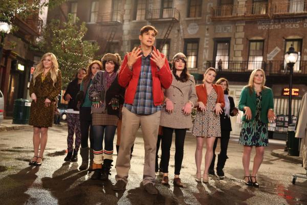 Bild 1 von 18: In seiner Fantasie durchlebt Walden (Ashton Kutcher, vorne) seine Zeit mit Kate als Darsteller in einem Musical ....