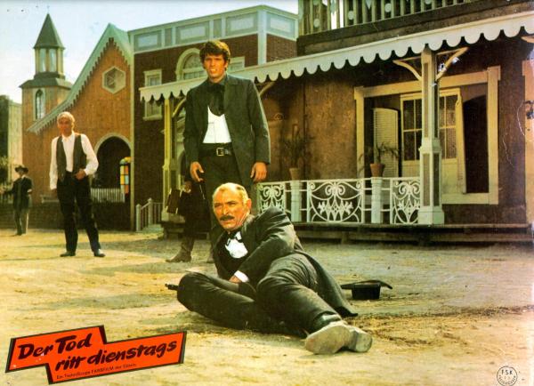 Bild 1 von 4: Giuliano Gemma (MI.), Lee Van Cleef (liegend)