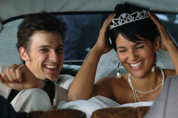 Bild 1 von 19: Um die Familie der attraktiven und klugen Türkin Aylin (Mandala Tayde, l.) für sich zu gewinnen, gibt Götz (Florian David Fitz, r.) einfach alles: Er steht einen hungrigen Ramadan durch, lässt sich beschneiden und konvertiert zum Islam. Doch noch immer will ihn Aylins Familie nicht als Schwiegersohn akzeptieren ...