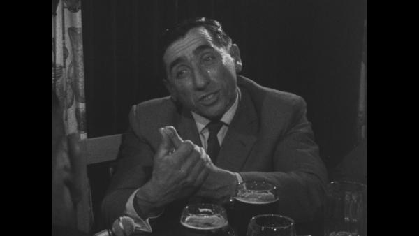 Bild 1 von 2: Der Viehhändler erklärt die Unwägbarkeiten seines Geschäfts.