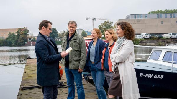 Bild 1 von 9: Im Bild: Lars (Ingo Naujoks, l.), Finn (Sven Martinek, 2.v.l.), Nina (Julia E. Lenska, M.), Tomke Jennsen (Anjorka Strechel, 2.v.r.) und Dr. Zobel (Proschat Madani, r.) freuen sich auf einen gemeinsamen Ausflug.