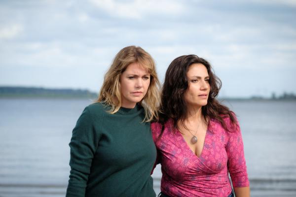Bild 1 von 10: Der Elbstrand ist für die Freundinnen Elif (Halima Ilter) und Beke (Felicitas Woll) schon seit jeher der Ort, wo man quatschen und auftanken kann.