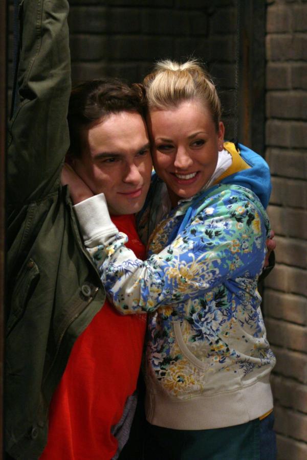Bild 1 von 5: Leonard Hofstadter (Johnny Galecki, l.); Penny (Kaley Cuoco, r.)