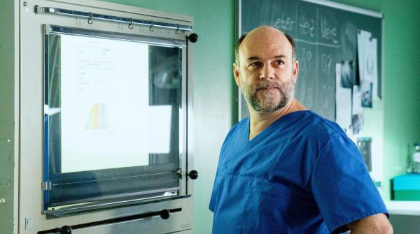 Bild 1 von 2: Im Bild: Strahl (Christoph Tomanek) hat keine Leichenspuren in den Fässern gefunden.