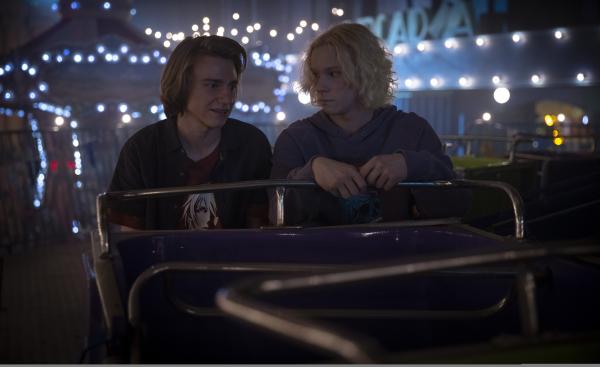Bild 1 von 22: Mapplethorpe (Stacy Clausen, rechts) und Chester (Henry Strand) sind zusammen in einem Fahrgeschäft.