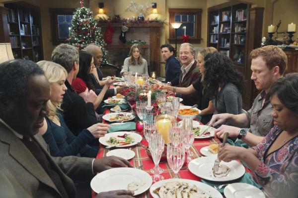 Bild 1 von 43: Weihnachten steht vor der Tür: (v.l.n.r.) William (Frankie Faison), Sloan (Leven Rambin), Mark (Eric Dane), Lexie (Chyler Leigh), Webber (James Pickens, Jr.), Meredith (Ellen Pompeo), Derek (Patrick Dempsey), Thatcher (Jeff Perry), Teddy (Kim Raver), Cristina (Sandra Oh), Owen (Kevin McKidd) und Bailey (Chandra Wilson) verbringen gemeinsam das Fest der Liebe ...