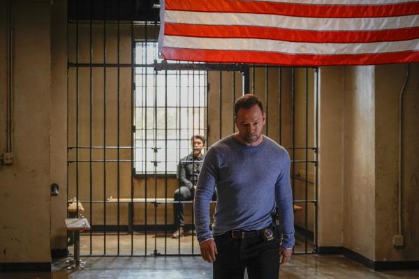Bild 1 von 8: Danny Reagan (Donnie Wahlberg, vorne); Louis Delgado (Lou Diamond Phillips, hinten)