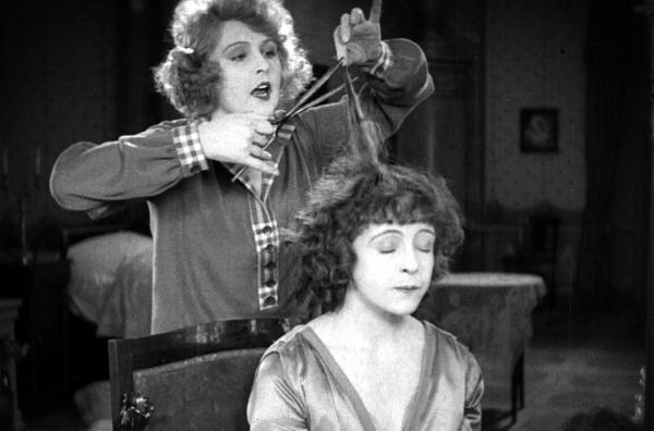 Bild 1 von 3: Hier werden alte Zöpfe abgeschnitten: Prinzessin Alix (Mady Christians, re.) und ihre Stilberaterin Franzi (Xenia Desni, li.)