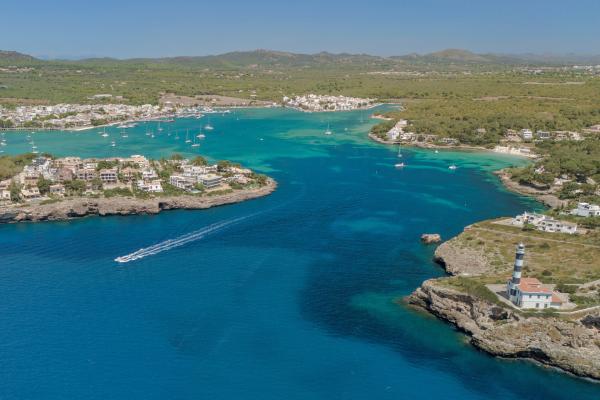 Bild 1 von 4: Portocolom entwickelte sich bereits im 19. Jahrhundert zu einem der wichtigsten natürlichen Häfen Mallorcas.