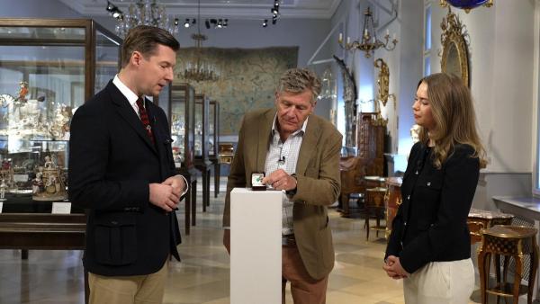 Bild 1 von 11: Im Bild: Philipp Demeter, Karl Hohenlohe schätzen einen Ring des Goldschmieds Friedrich Becker.
