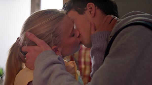 Bild 1 von 1: Jenny muss Küssen üben und Yasin hilft (Anine Bonnevie Nagell-Hßyer(links), Yousef Ali Ismail (rechts)).