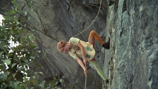 Bild 1 von 4: Pippi Langstrumpf (Inger Nilsson) beherrscht ihre Sache überall: Als Tommy und Annika an einem Felssturz herunterfallen, hält sie beide an einem Seil fest und rettet sie.