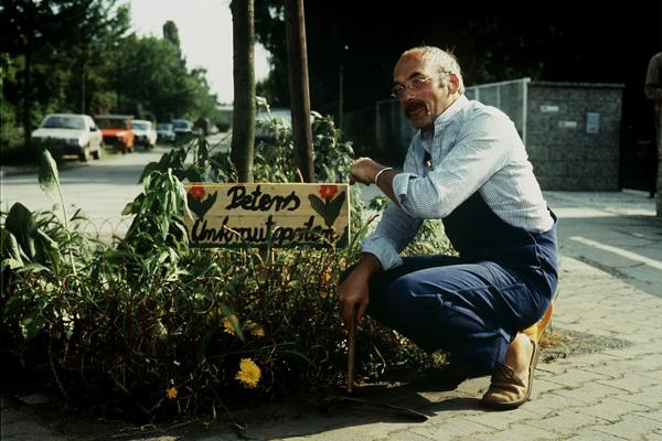 Bild 1 von 1: Peter (Peter Lustig) geht der Sache auf den Grund.