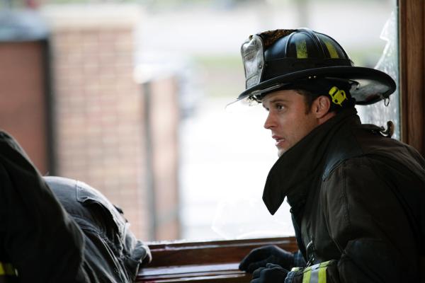 Bild 1 von 5: Chicago Fire Season1 EP Under The Knife,Chicago Fire Staffel1 EP Harte Entscheidungen