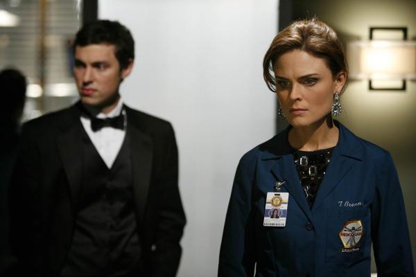 Bild 1 von 16: Dr. Brennan (Emily Deschanel, r.)