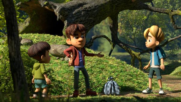 Bild 1 von 3: Kleiner Fuß und Raphael stellen Hase im Wald mit samt seinem Diebesgut.