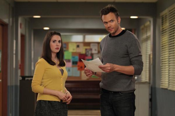 Bild 1 von 25: Jeff (Joel McHale, r.) ist zu faul zum Lernen und erfindet prompt einen Kurs, um sich einen Schein zu erschleichen. Annie (Alison Brie, l.) hilft ihm dabei ...