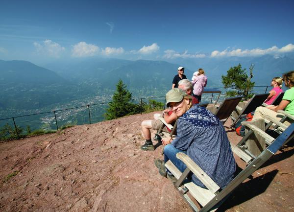 Bild 1 von 1: Moderatorin Andrea Jansen (vorne l.) auf dem Knottnkino oberhalb Meran