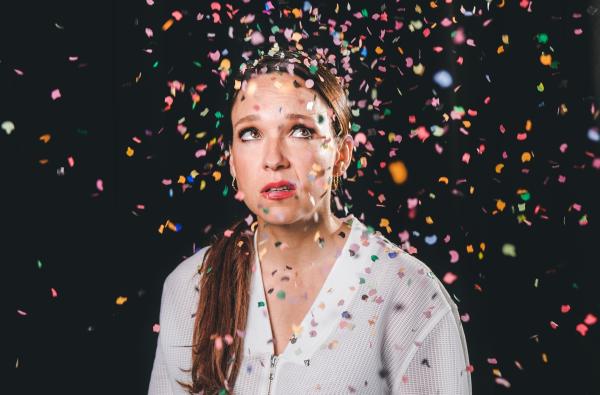 Bild 1 von 2: Trotz Corona kehrt Carolin Kebekus mit einer neuen WDR-Personality-Show, produziert von der bildundtonfabrik, auf den Bildschirm zurück. Deutschlands Comedy-Queen zeigt wieder Haltung und präsentiert ihren ganz eigenen Blick auf die Welt ? persönlicher, bissiger und aktueller denn je. Und natürlich geben sich in der Show auch prominente Gäste die gut desinfizierte Klinke in die Hand. Carolin Kebekus: ?Das wird die beste Show ever ? und zwar mit Abstand!?