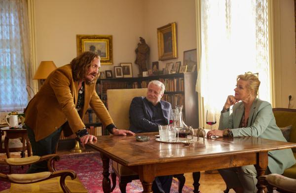 Bild 1 von 23: Pierre (Denis Schmidt, links) bietet Beatrice (Petra Morzé) und Henk (Filip Peeters) seine Dienste als Privatdetektiv an.