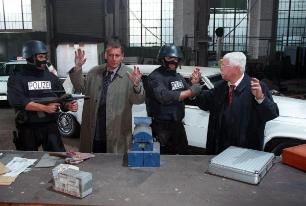 Bild 1 von 9: Im Bild: Rainhard Fendrich (Max Schäfer), Peter Weck (Paul Schäfer).