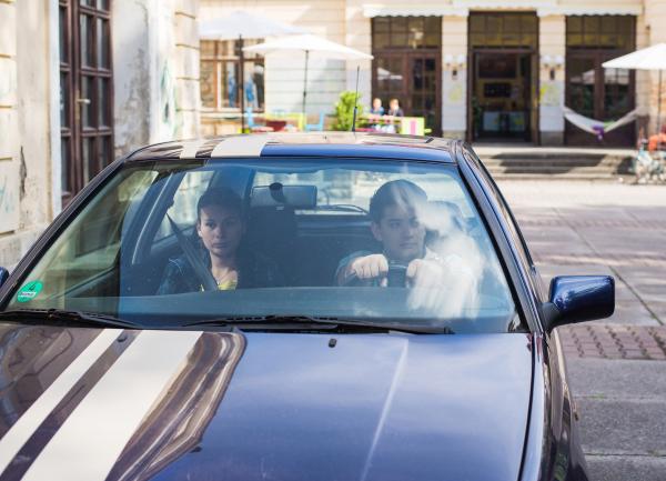Bild 1 von 6: Orkan (Flavius Budean) hat sich ein Auto gekauft und fährt mit Jule (Maja Hieke) auf dem Internatshof vor.