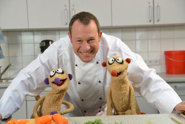 Bild 1 von 3: Die Erdmännchen Jan und Henry machen sich auf die Suche nach einem Monster im Kühlschrank - doch ob sie auch eines finden werden?