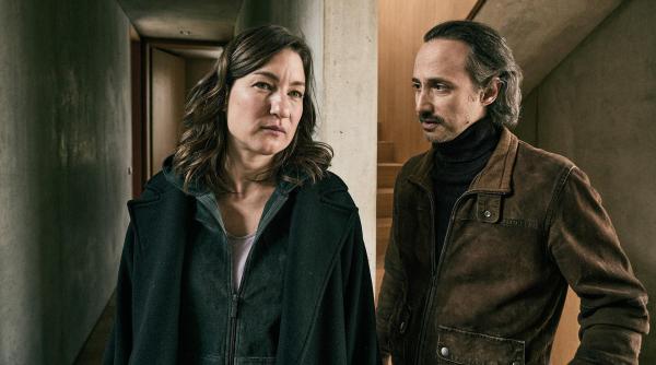 Bild 1 von 22: Im Bild: Frederike (Marie Leuenberger) und Zankl (Michael Ostrowski) brechen in das Haus von Jürgen Ritter ein.