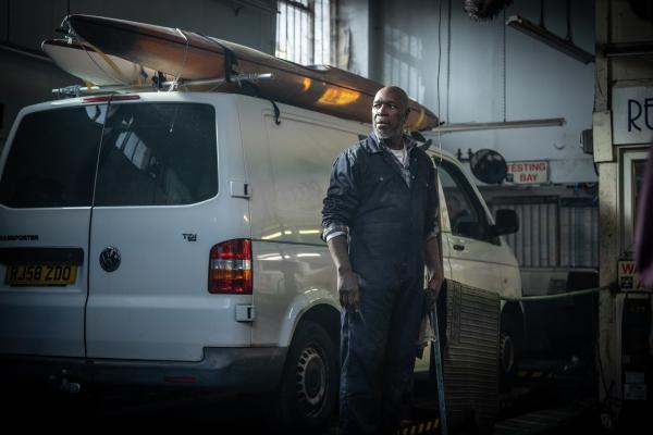 Bild 1 von 6: Was weiß Werkstatt-Besitzer Malcolm Charles (Leon Herbert) über den blauen Pick-up, der beim Unfall leicht beschädigt wurde?