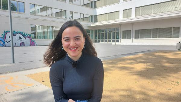 Bild 1 von 7: Narges lächelnd vor ihrer Schule