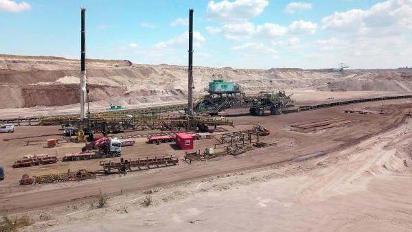 Bild 1 von 3: Der Stahl-Gigant ist 50 Meter lang, 6,5 Meter breit, 4,5 Meter hoch und wiegt 130 Tonnen.