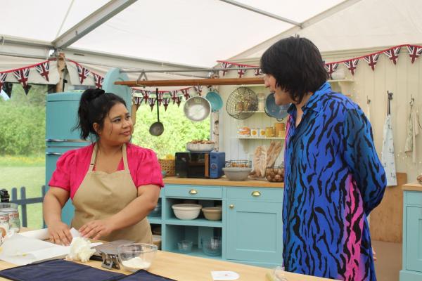 Bild 1 von 8: Syabira (l.); Noel Fielding (r.)