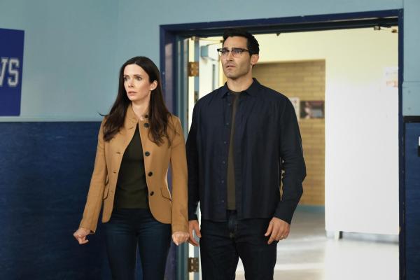 Bild 1 von 5: Lois Lane (Elizabeth Tulloch, l.); Clark Kent (Tyler Hoechlin, r.)