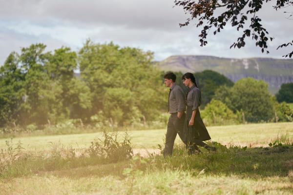 Bild 1 von 4: Connell (Paul Mescal) und Marianne (Daisy Edgar-Jones) verbringen immer mehr Zeit zusammen. Ihre heimliche Affäre wird immer intensiver. Doch Connell will seine Liebe aus Feigheit vor seinen Freunden immer noch verheimlichen.
