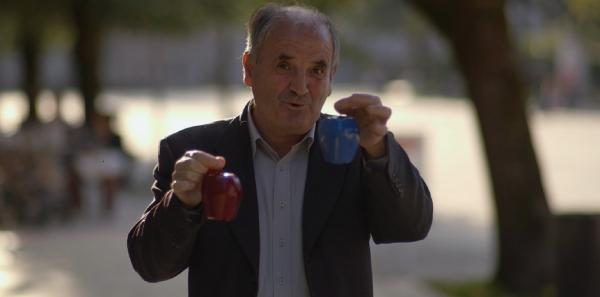 Bild 1 von 3: Physiker Dragan Hajdukovic erklärt die Gravitationstheorie mithilfe von Äpfeln.