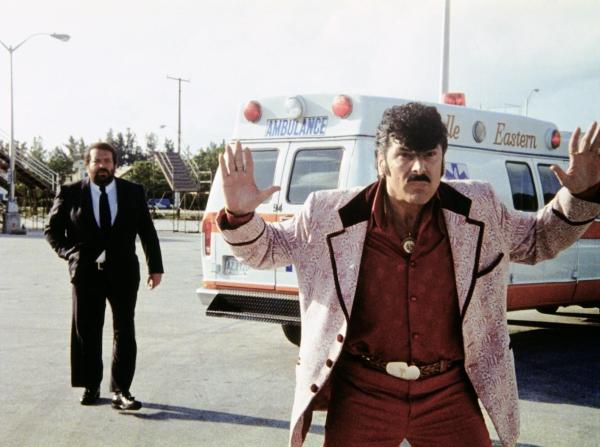 Bild 1 von 6: Polizist Alan Parker (Bud Spencer, l.) ist ein echter Haudegen. Er wird auf den windigen Ganoven Tony Roma (Tomas Milian, r.) angesetzt, der die Frau des Senators um ihre kostbaren Familienjuwelen gebracht hat ...